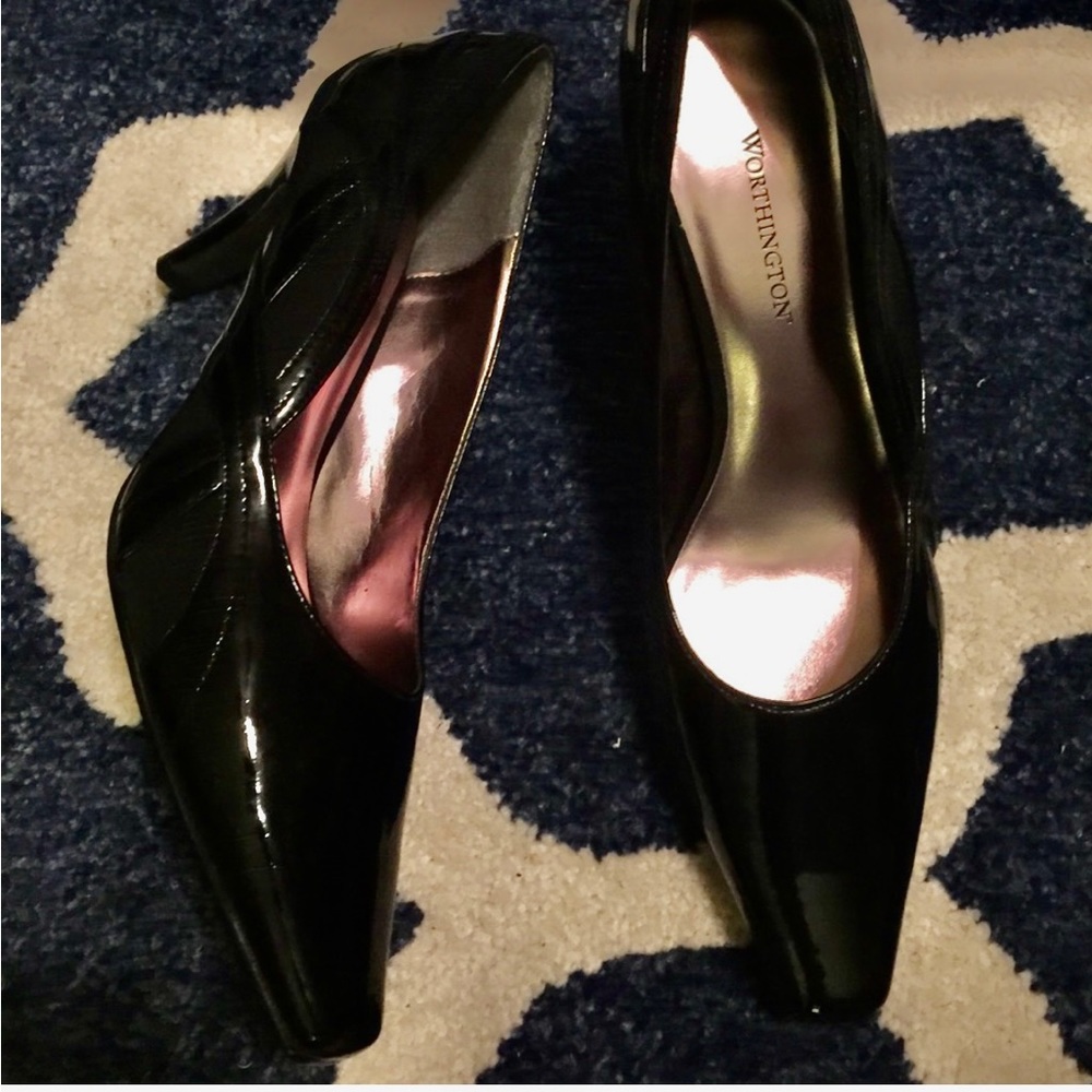 NEW black patent leather 3" heels 👠. Sweet pumps